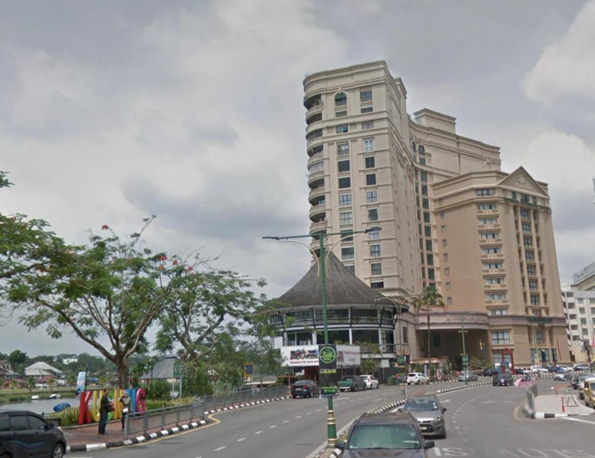 Riverbank Suites Waterfront Kuching Exterior foto
