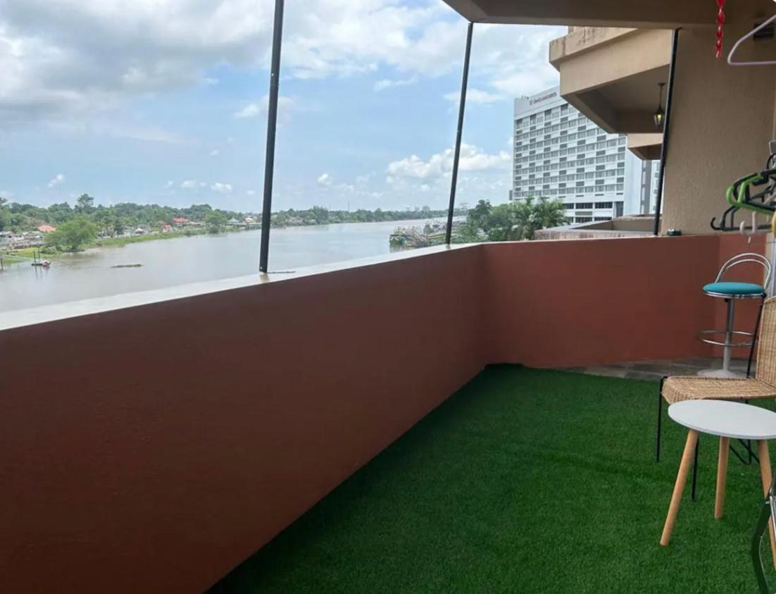 Riverbank Suites Waterfront Kuching Exterior foto